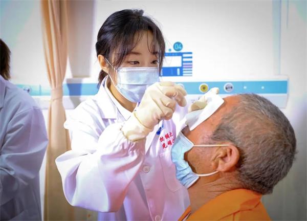 赫揚(yáng)在撕綁紗布用的膠帶圖片